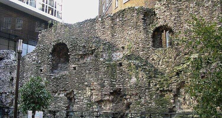 Surviving fragment of London Wall, built using Kentish ragstone transported from Maidstone. Credits G-Man